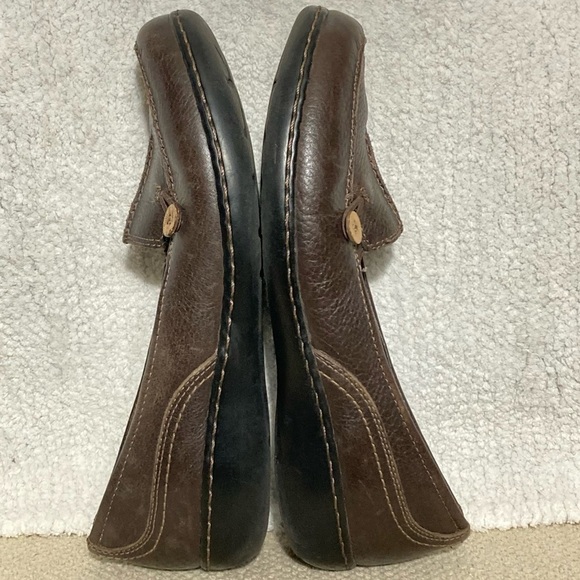 Clarks Women's Brown Leather w/Button Accent Slip On Casual Loafers Shoes SZ 10M - Picture 6 of 11